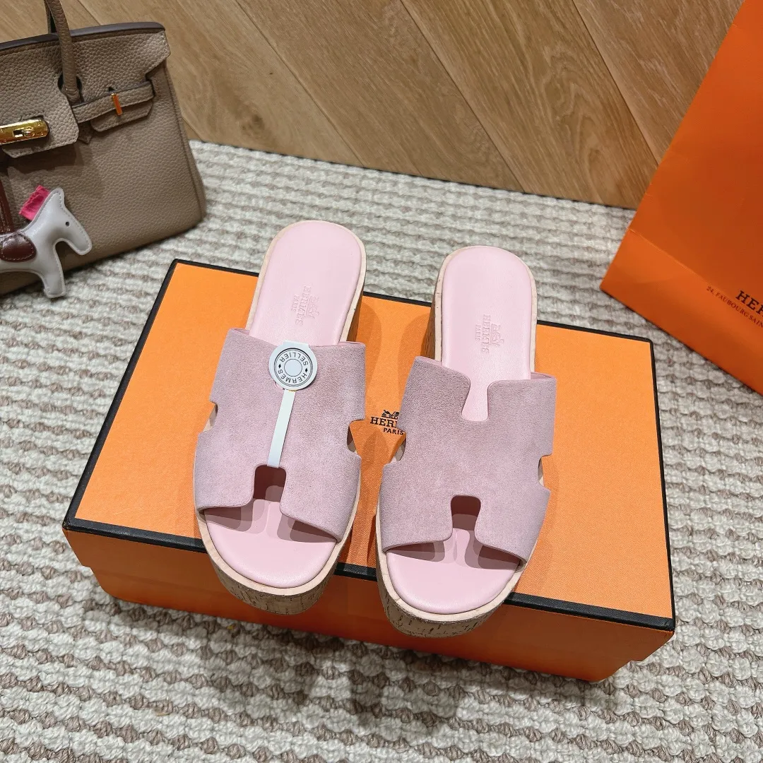 👟👟Ex-factory price 540👟👟 High version of the 2024 spring and summer new HERMES Hermès counter new style. The wedge-heeled Erjiu sandals and slippers, which have been extremely popular recently, are paired with various colorful socks. They are very trendy. Upper: cowhide. Outsole: technological imitation wood sole. Heel height: about 7cm. Size: Female 35-41 (40/41 non-refundable and non-exchangeable)